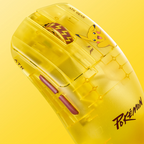Mouse ATK GEAR Pikachu em vista diagonal com destaque para os botões laterais