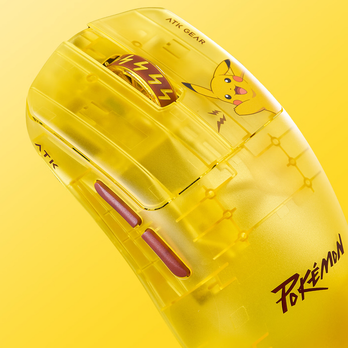 Mouse ATK GEAR Pikachu em vista diagonal com destaque para os botões laterais